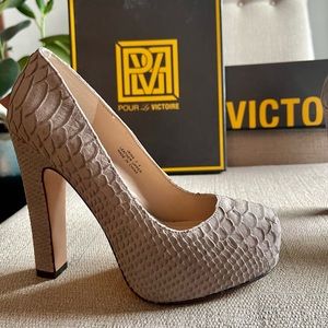 NIB Pour La Victoire IRINA II platform pump. Never worn.